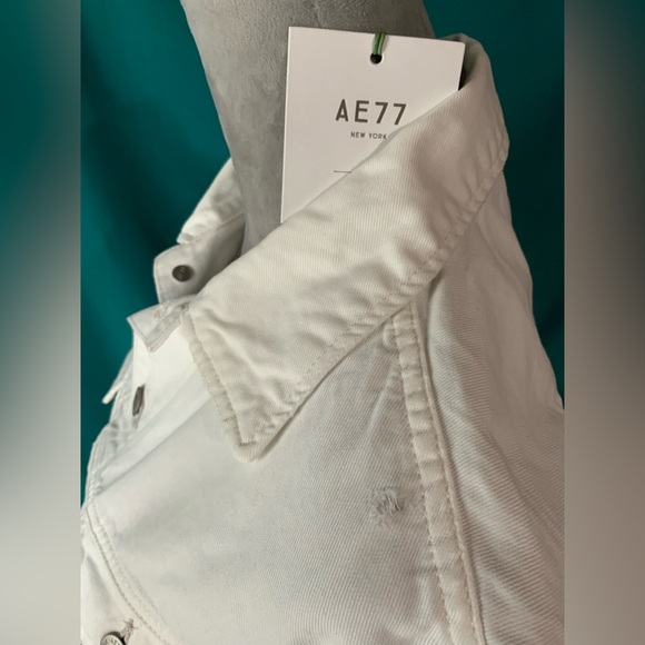 The American Eagle AE77 Women’s Classic White Distressed Denim Jacket, Size S - Picture 2 of 6
